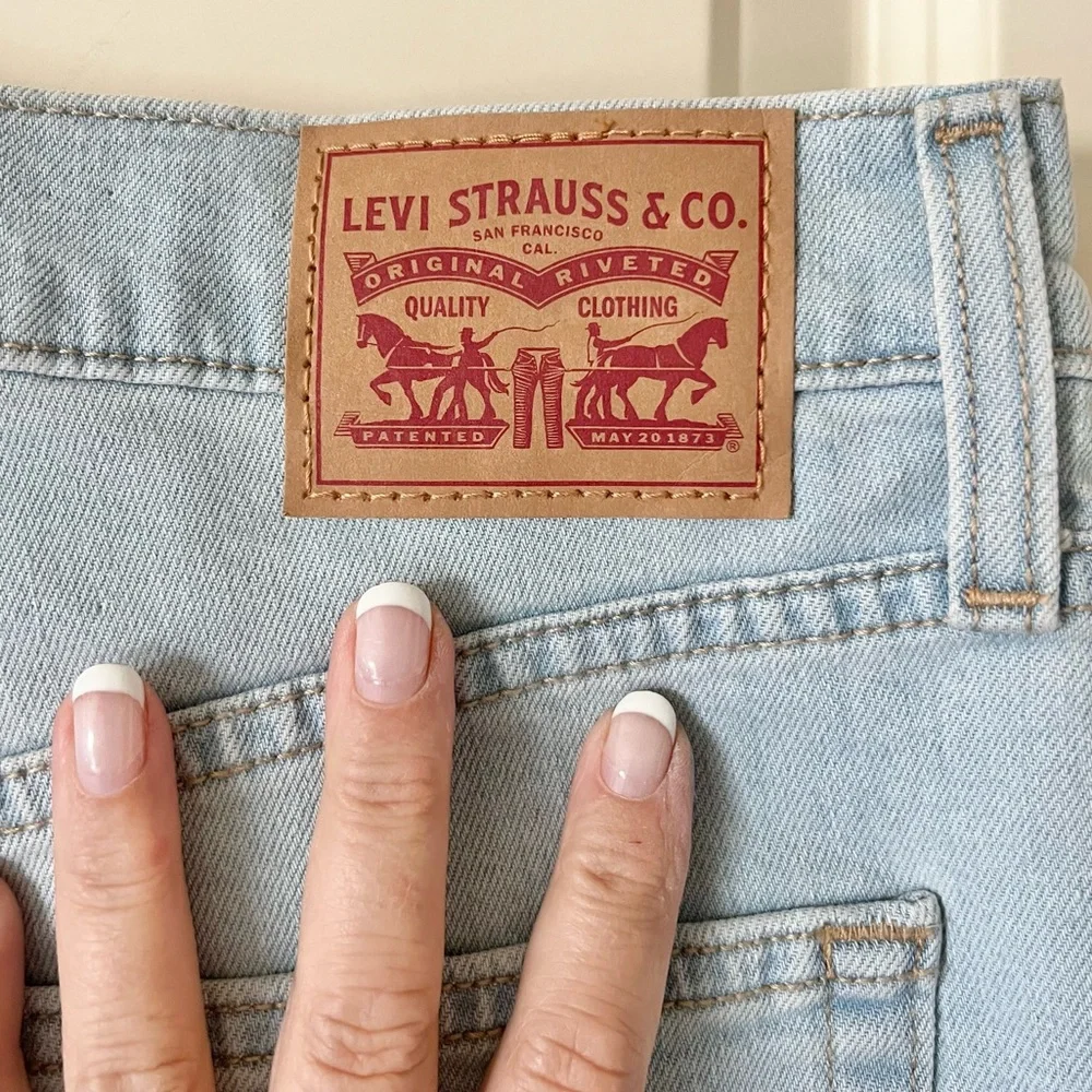 Levi’s High Waisted Mom Jeans Light Wash Tapered Leg 26986 Size 31